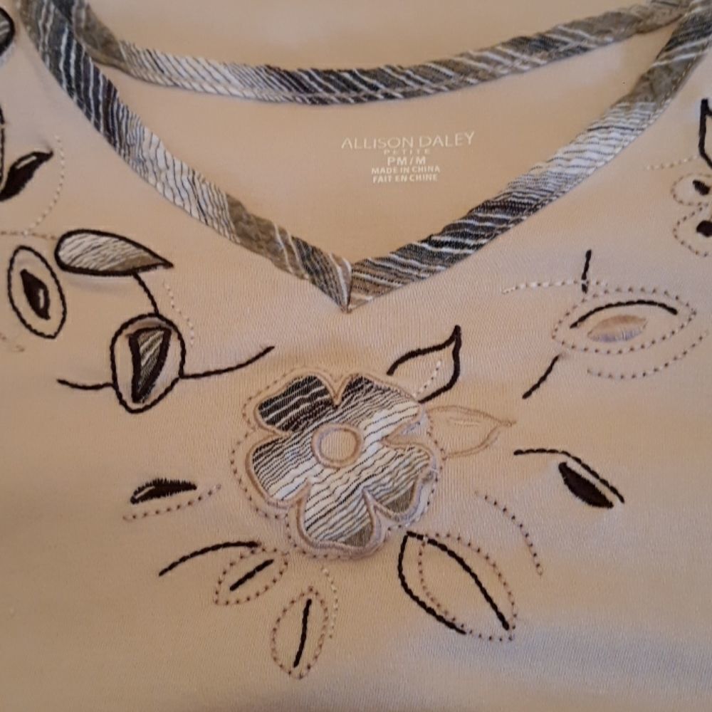 Allison Daley beige with flower top - Picture 6 of 8